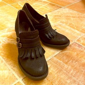 BORN  SIZE 7.5 HAZEL FRINGE HEELED PUMP